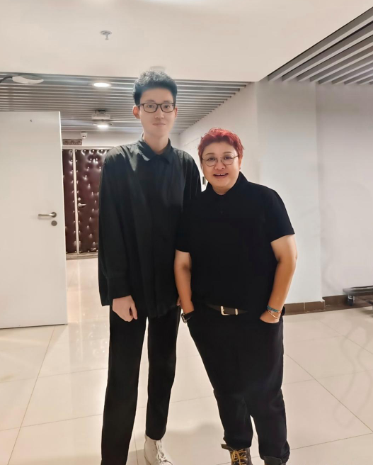 韩红在北京被歌迷偶遇，她染了一头红发，打扮很有型，身材臃肿，外表挺一言难尽的，但