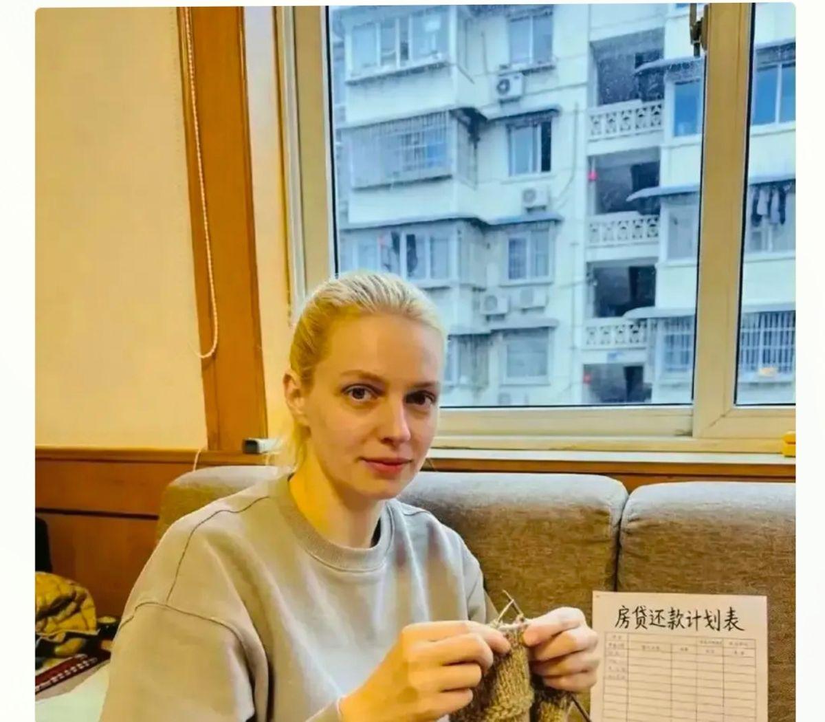 俄罗斯姑娘在成都，前夫出轨后，她没走。没回莫斯科。没换座城市。她贷了35万