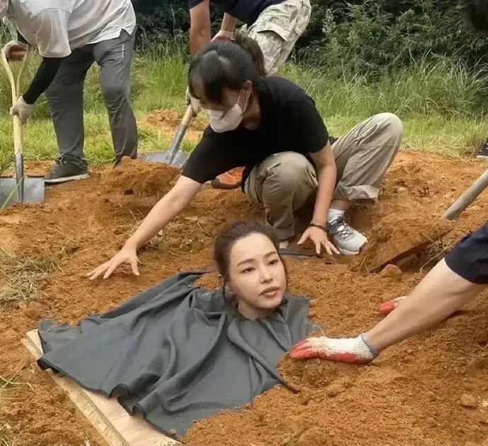 以前傻乎乎的，看活m戏时真以为演员被埋土里……[捂脸哭]​​​