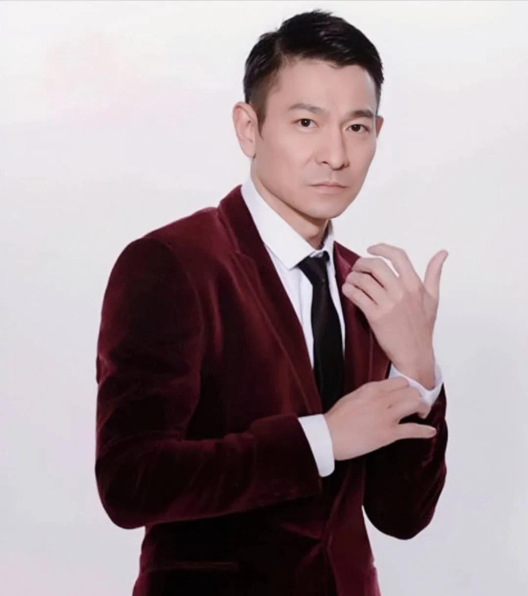 刘德华的女儿在学校跟同学说:“我爸爸是刘德华。”同学听后，马上回怼:“滚。”刘