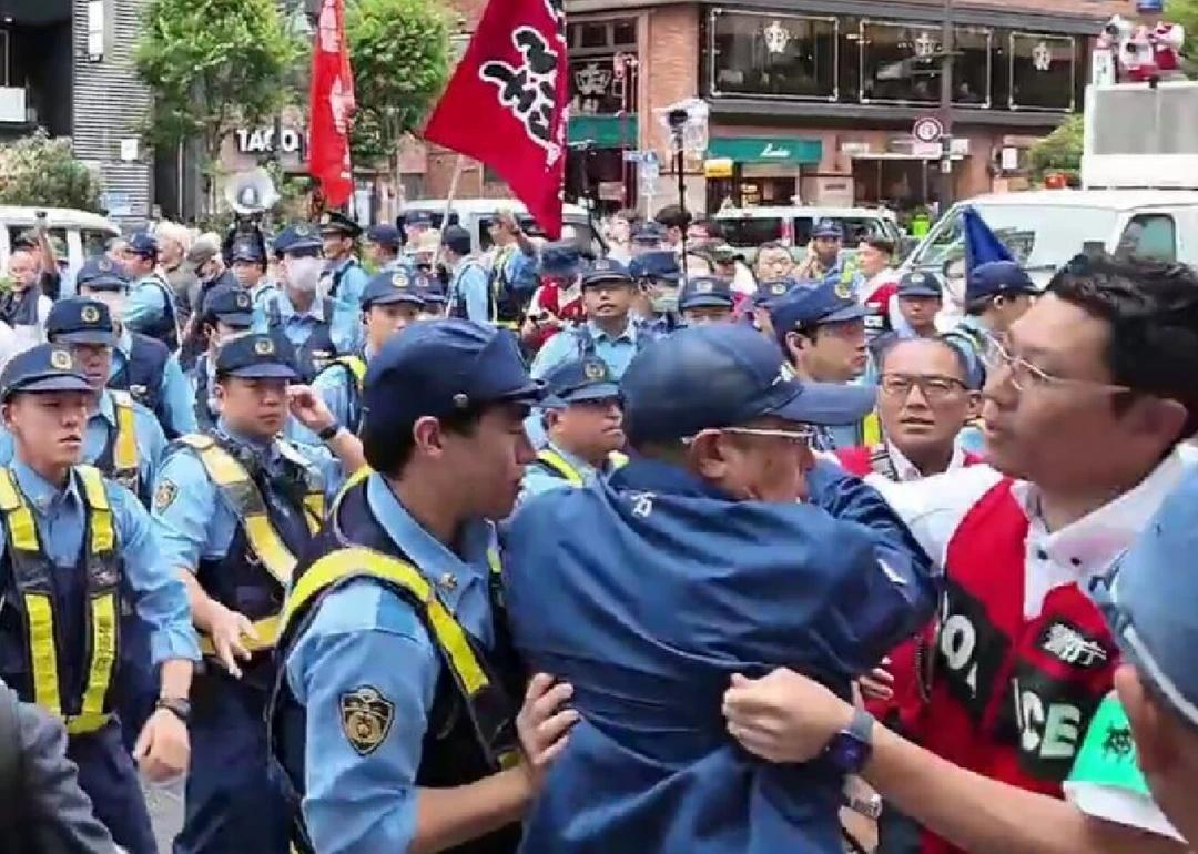 多达50名日本人在东京“反靖国游行”🕊️可是现场不仅响应者寥寥，而且聚集围攻