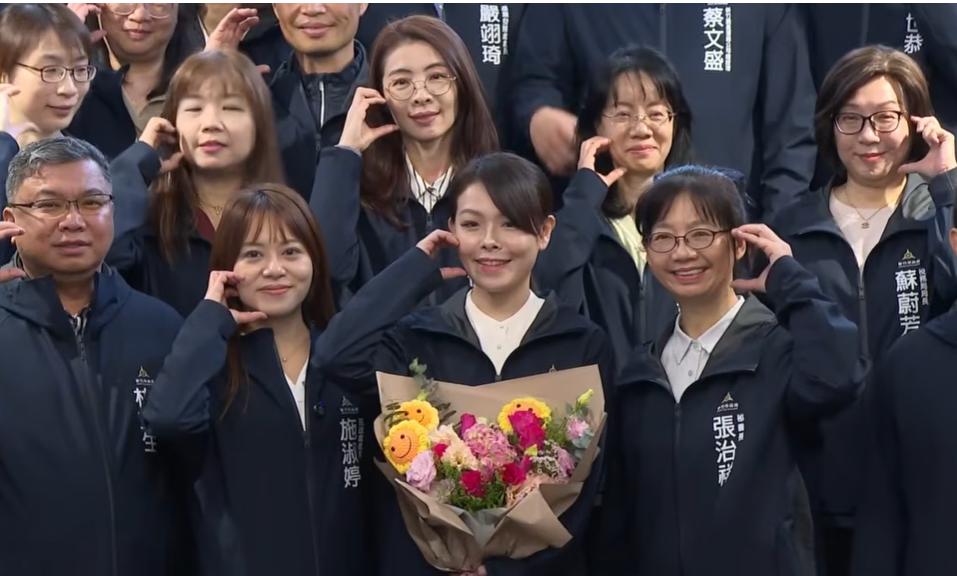 高虹安今返新竹市政府上班民众夹道欢迎献花新竹市长高虹安今天（18日）早上8