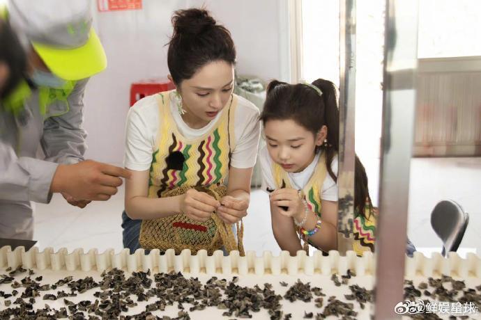 小酒窝反向育妈小酒窝反向育妈这段我看一次笑一次，“别玩手机了”那小语气，感觉