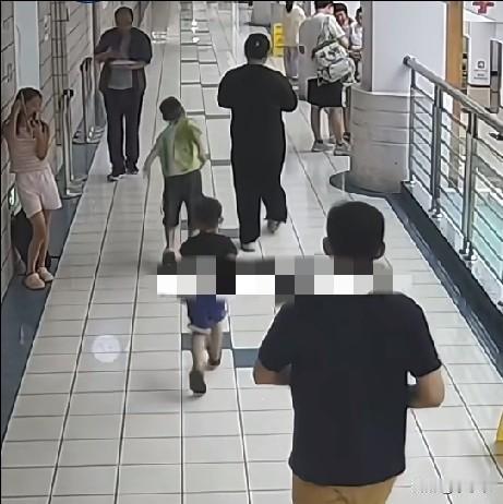 近日，上海浦东，一男子在医院实施盗窃，盗取孩子佩戴的黄金吊坠，只见男子一点点靠近