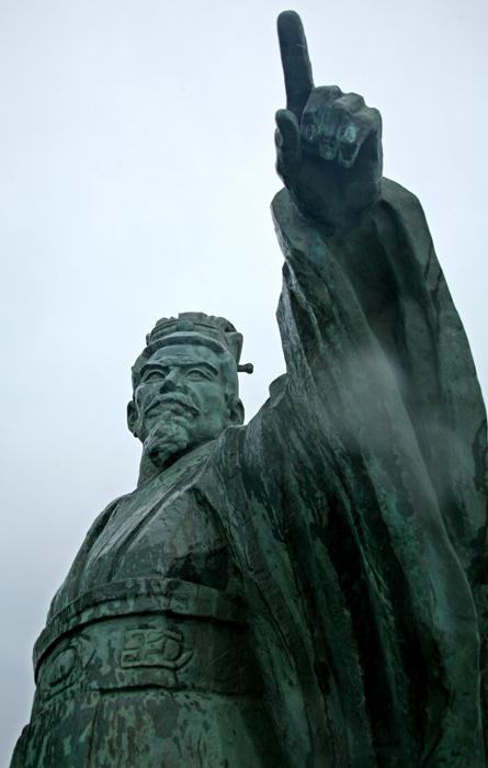 嬴政活了49年，在位11年，属于短命皇帝，可谁算过，在这短命的执政生涯中，他却做