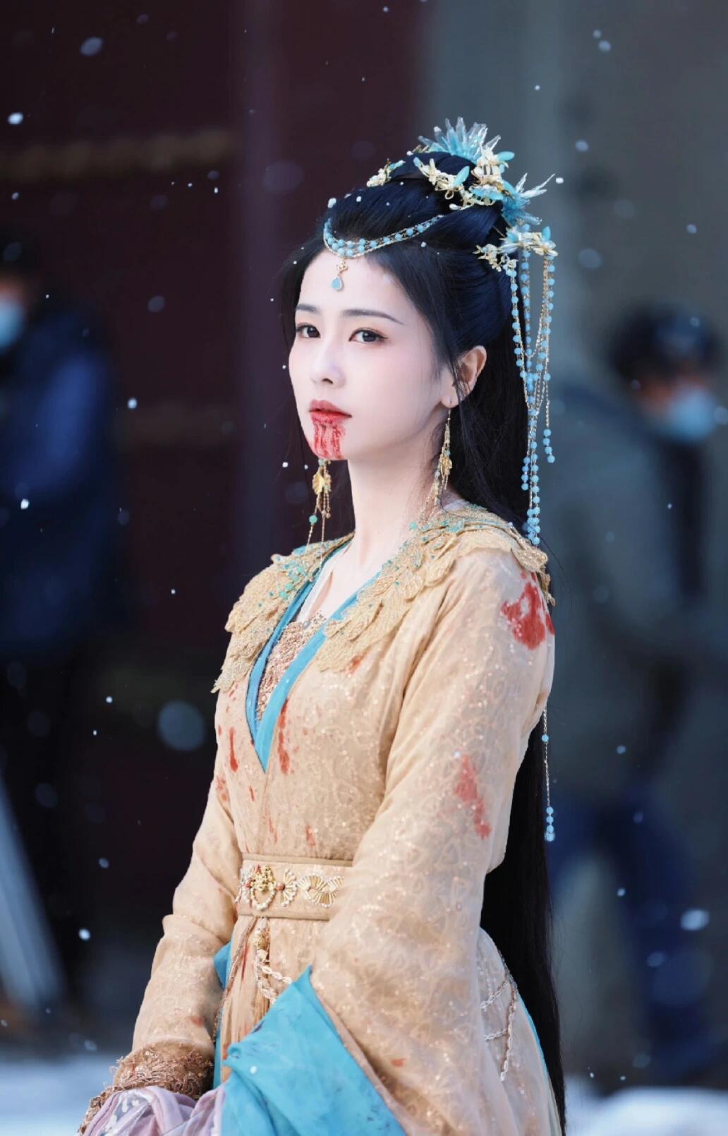 白鹿在长月烬明里这套经典妆造被反复利用了很多次，有种偷穿纯元故衣的感觉