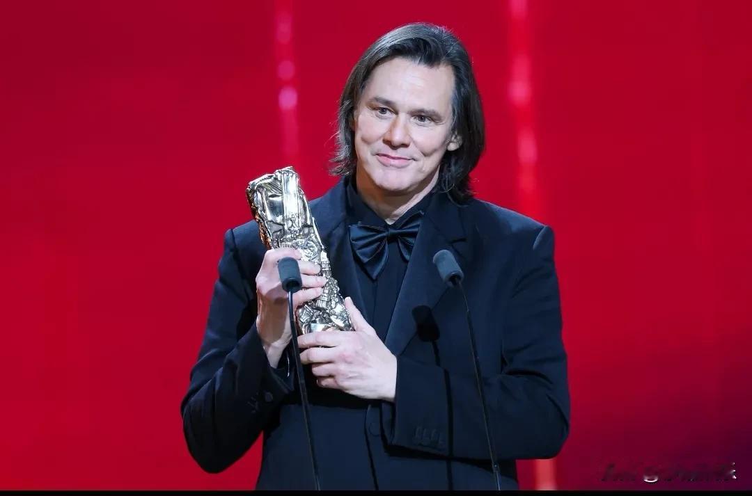 金·凯瑞，泪洒凯撒奖！2月27日，64岁的金·凯瑞站在第51届法国凯撒奖的