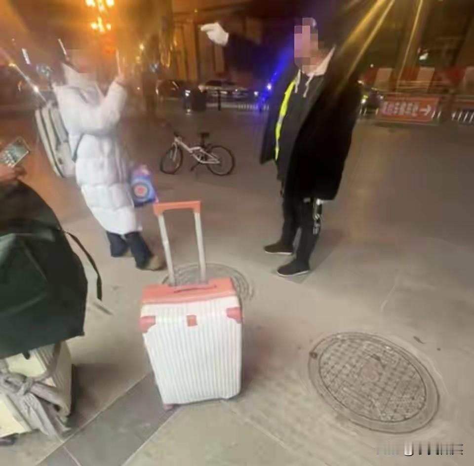 在长春火车站受到威胁敲诈女孩的母亲高女士12月31日在接受记者连线采访时说，她在