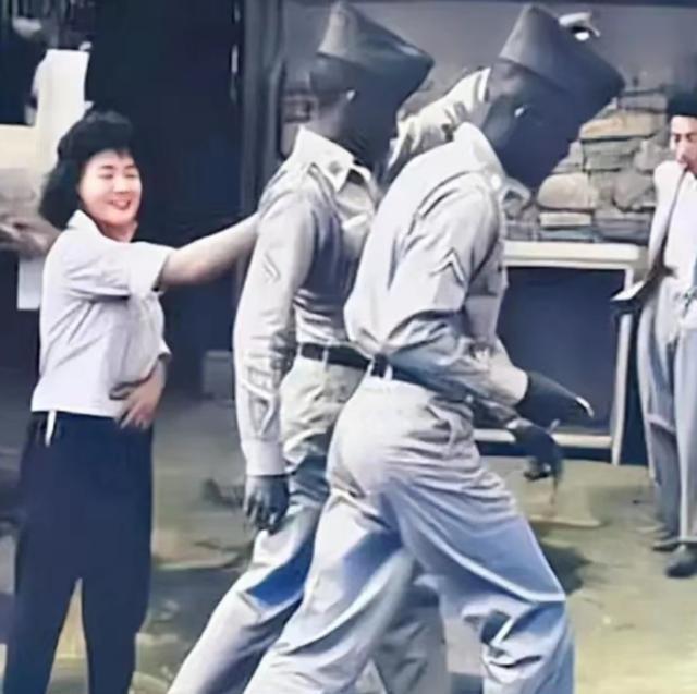 1952年，一名南朝鲜女子给两名美军做完服务后，当着老公的面热情地送大兵们离开。