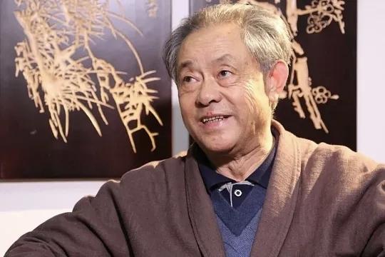 不查不知道，一查吓一跳。徐湖平原来是南京师范学院附属中学毕业，1963年一毕业