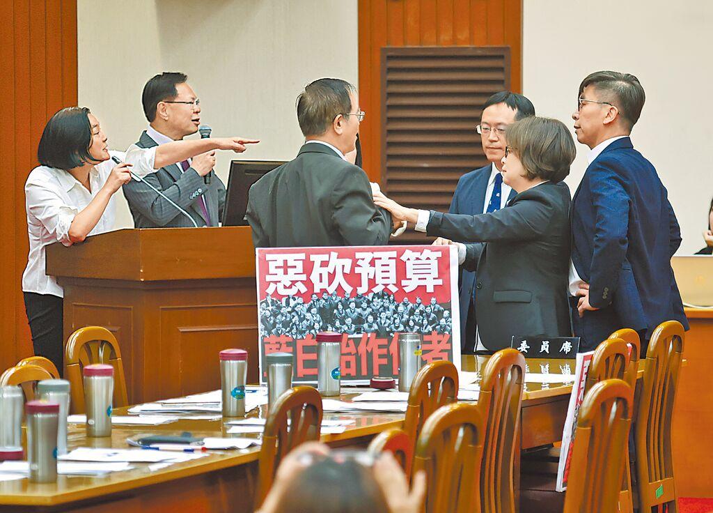 行政院对一般性补助款进行统一删减，此举引发了地方政府的强烈不满。主计长陈淑姿于4