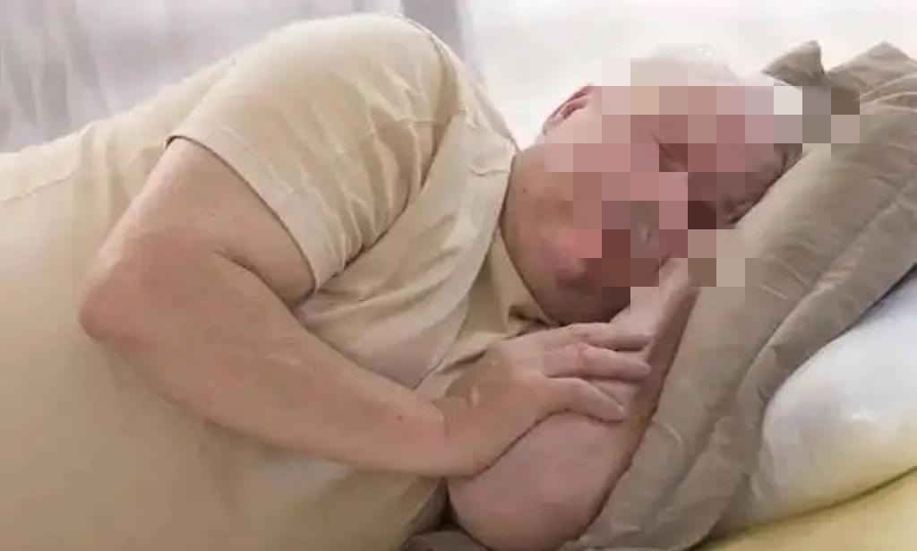 广西，66岁大爷与前女同事相约到酒店，发生完关系后，二人就迷糊的就睡着了。岂料，