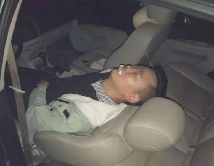 浙江，33岁的男子，在母亲长眠的公墓旁，在车里结束了生命。而悲剧的开始，以为能