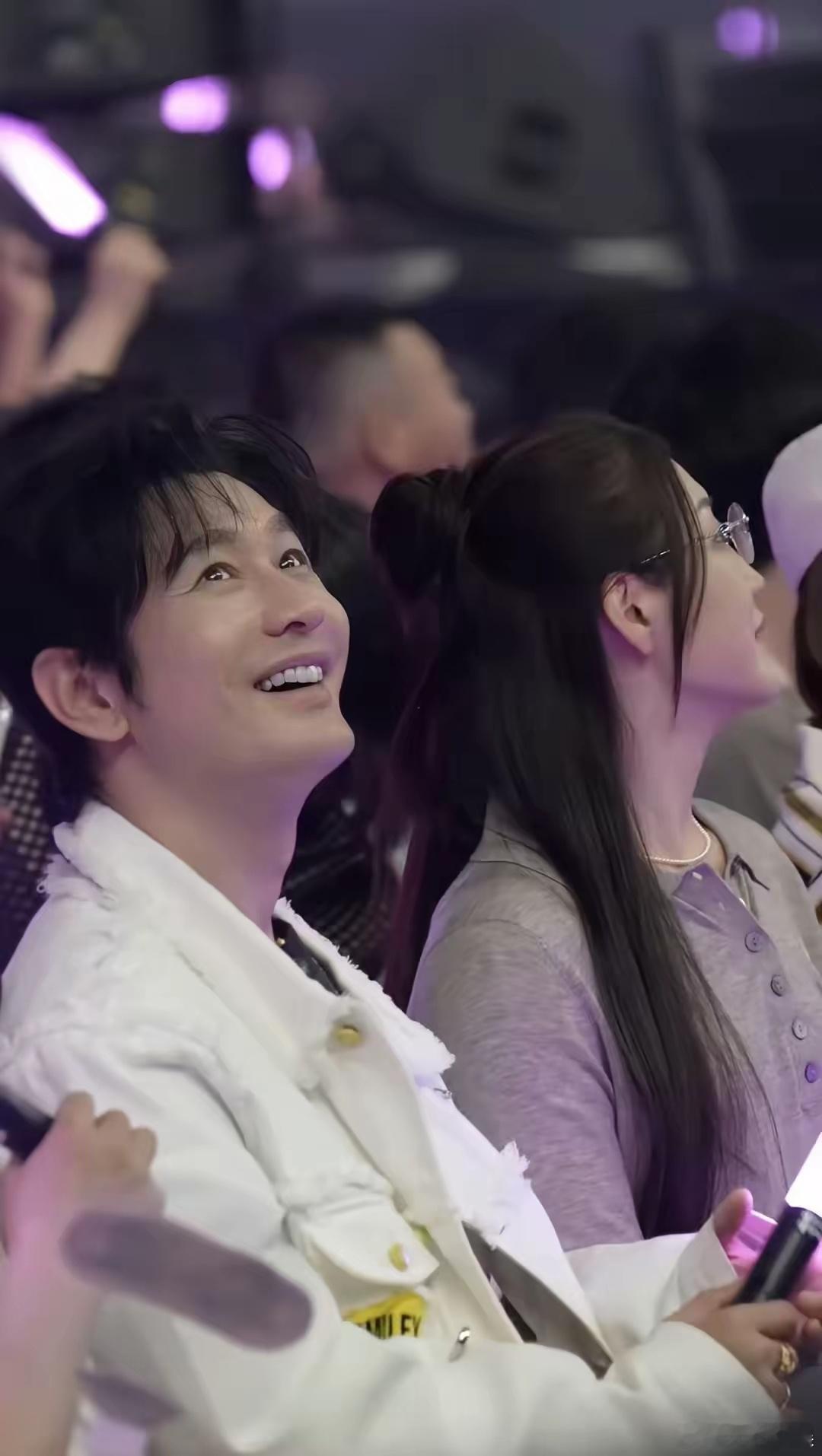 黄晓明陈梦同框，冲上热搜！​7月26日深夜，黄晓明和陈梦冲上热搜，原因是两人一起