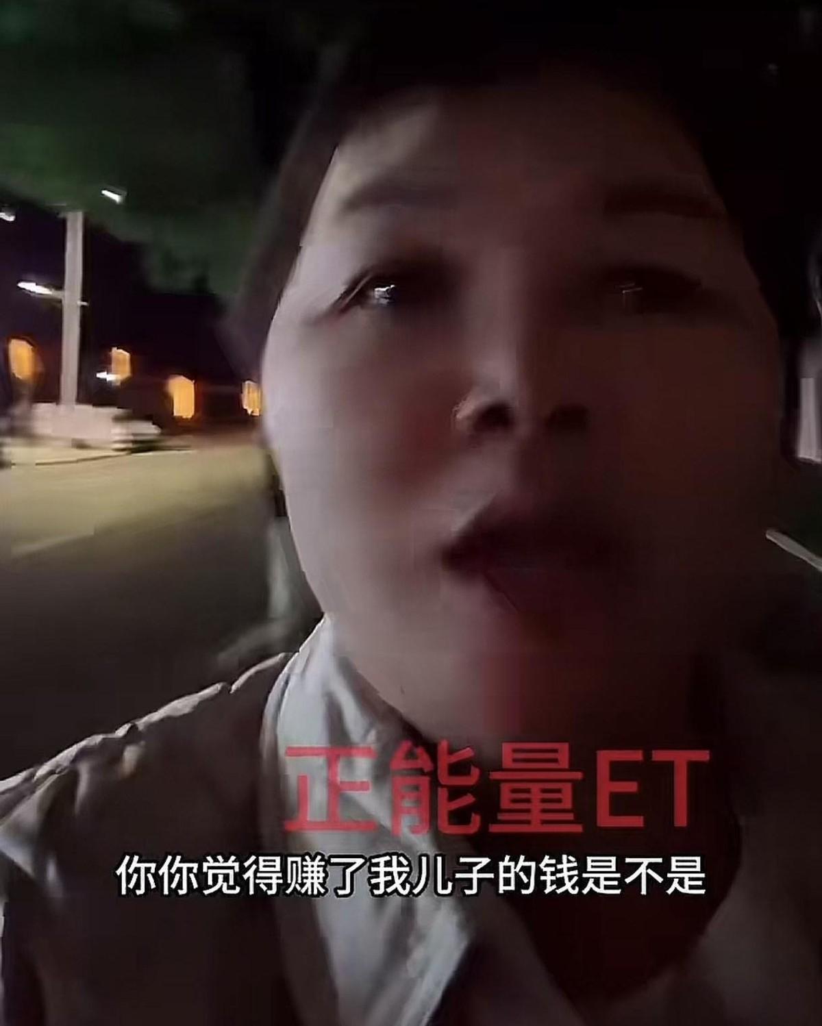 孙海洋大概是第一个因为卖包子，欠下“巨款”的人。叶锐聪妈妈直播，他又是刷跑车又