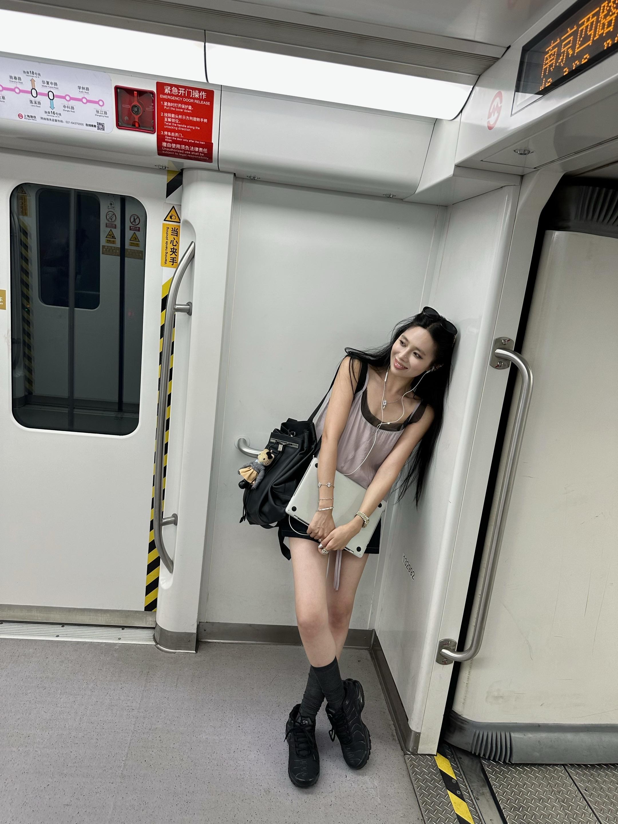 刚下的地铁还不算拥挤。