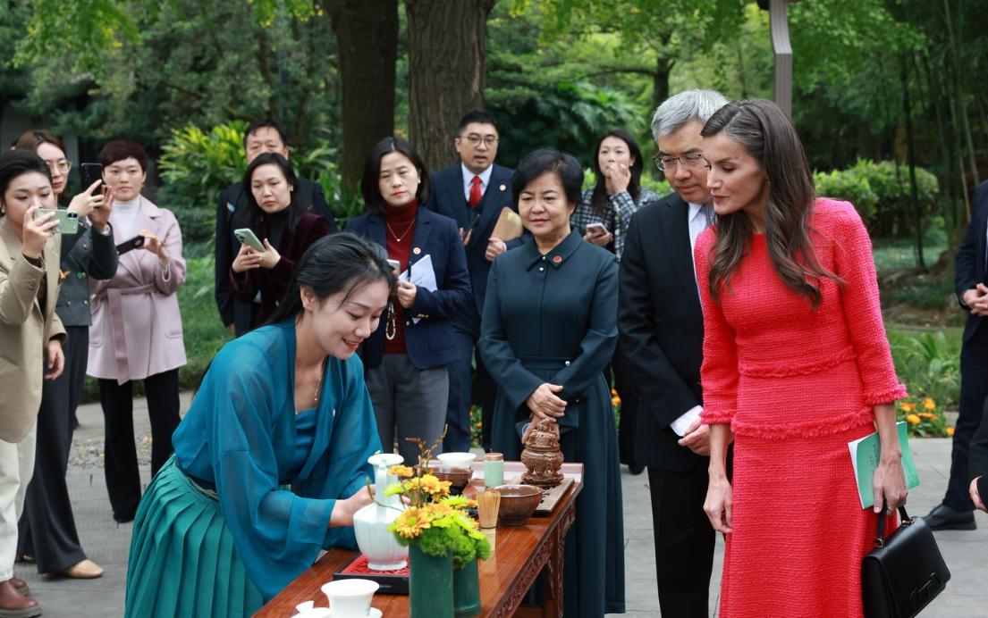 西班牙王后在成都体验茶文化！11月11日王后陛下在成都观看中国传统沏茶艺术表演，