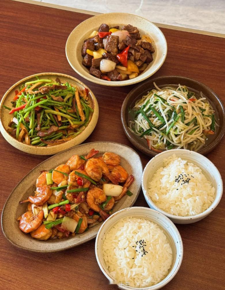 a股嗨，今天的牛市菜谱怎么样蒜香大虾清炒豆芽芹菜豆干炒肉丝彩椒蒜香牛肉粒​​