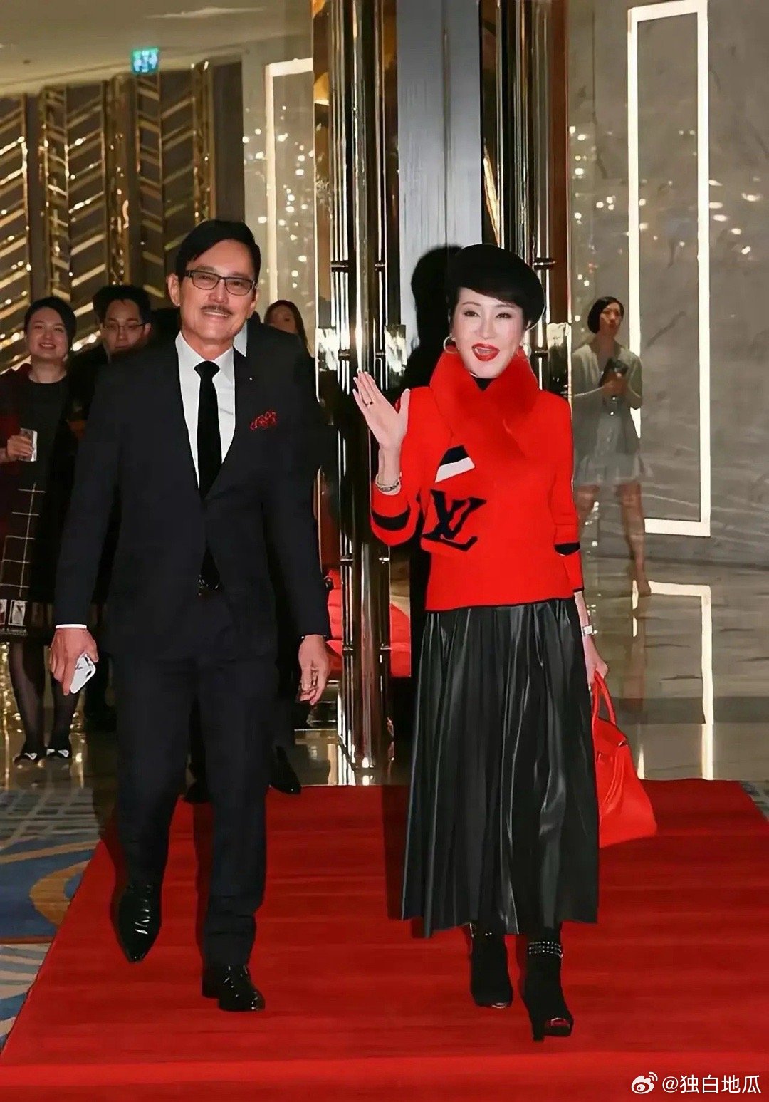 谢霆锋的继父，狄波拉的现任老公是江耀城，绰号胡须Kong，是一名航空机师，年纪
