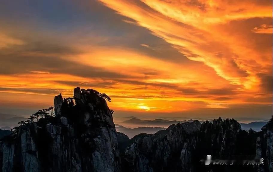 我手机里最美的夕阳照，是去海边旅行时拍的。那天玩了一整天，傍晚累得坐在沙滩上，一