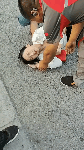 早上骑车上班，行至兴业路口，看见一位大姐倒在马路上，一位好心大哥正在上前询问，见