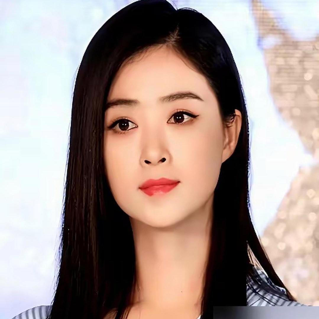 一句话拿下华妃！蒋欣的情商真的绝了。陈建斌当众吐槽她妆容老气，全场气氛瞬间紧