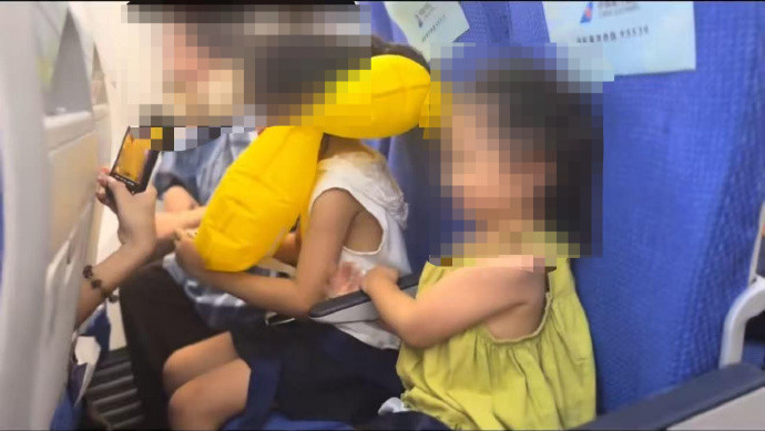 #儿童私自打开救生衣惊动全机#【儿童在飞机上打开救生衣惊动全机，航空公司回应：外