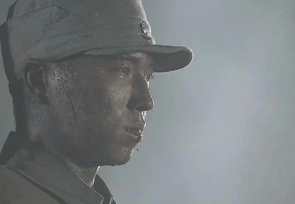 1943年，八路军排长伪装汉奸，在日军宴会上大吃大喝，旁边一个日军头目问：“你是