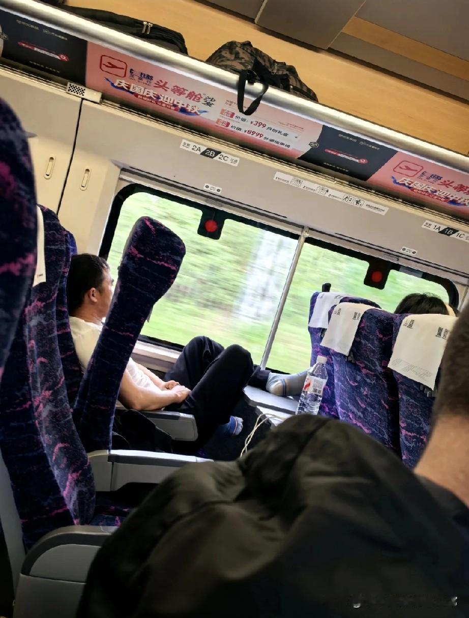 高铁上脚踩桌板还折返，这小姐姐的吃的还能要吗刚遇上离谱事儿：有人把脚翘在高