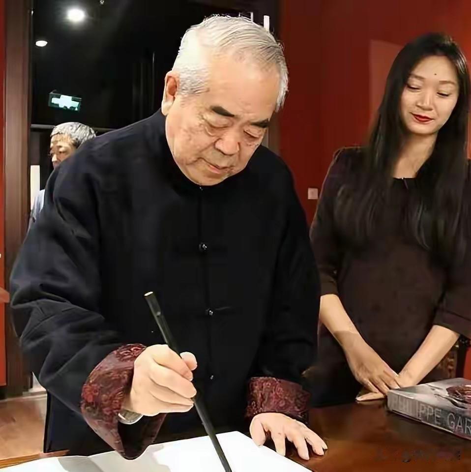 某老师画人物画是比较厉害的，第二张照片中的观音图是他画的，整个人物显得比较富态。