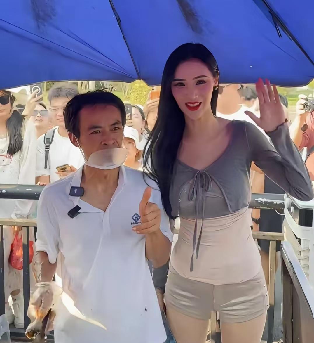 鸡排哥已经火出圈，大明星都纷纷来关顾他的生意。国庆期间，演员兼模特吴春怡来拜访鸡