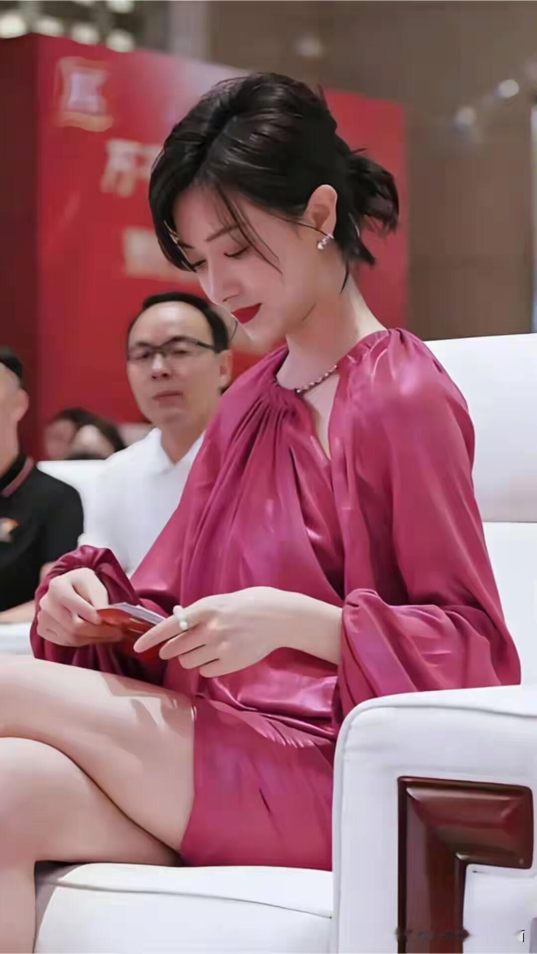 她这样的造型跟以前短发时候不一样，这样挽起来更加有女人味，是演技好有颜值的一个女