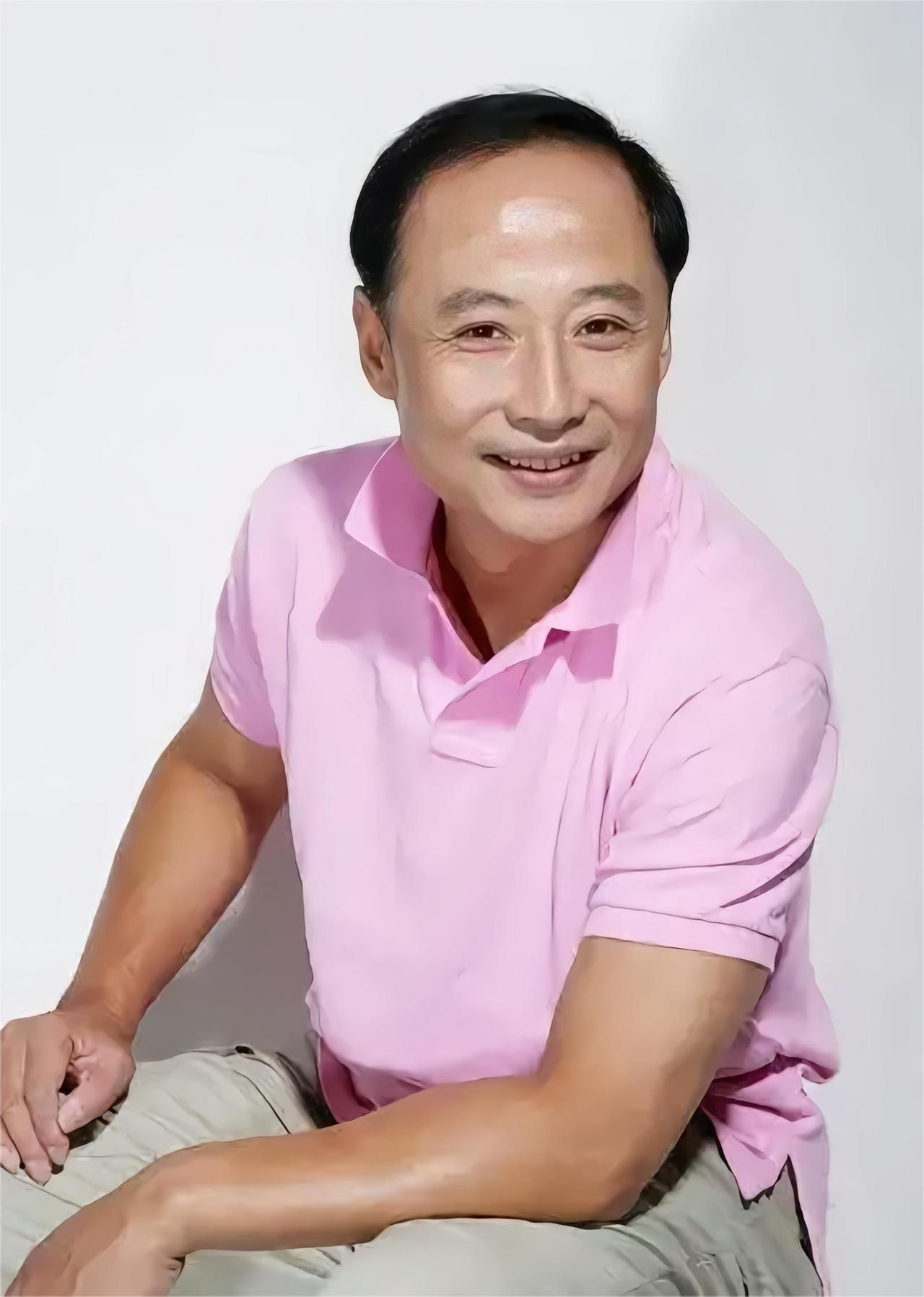 我敢说周野芒是全网最傻的人，但凡他长点嘴一点，该说明说明，该批评批评，该绝情绝