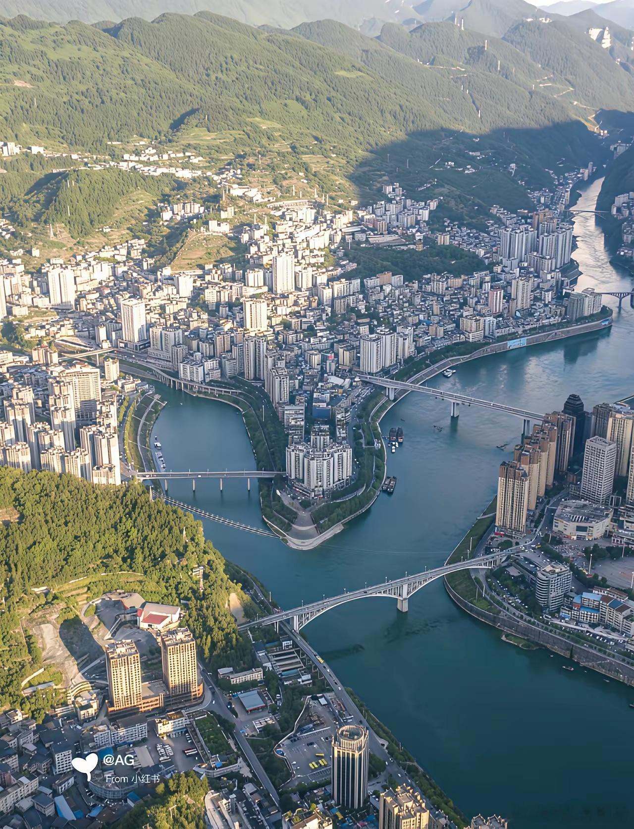 网友：难道去了一个山寨重庆？