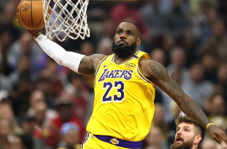 明年如果詹姆斯不在湖人了，怎么保障双方利益？如果湖人不签，詹姆斯哪怕要个200