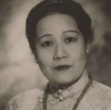1967年8月，孔祥熙病重，临终前，他握着妻子宋霭龄的手，悲痛地说：“咱们孔家，