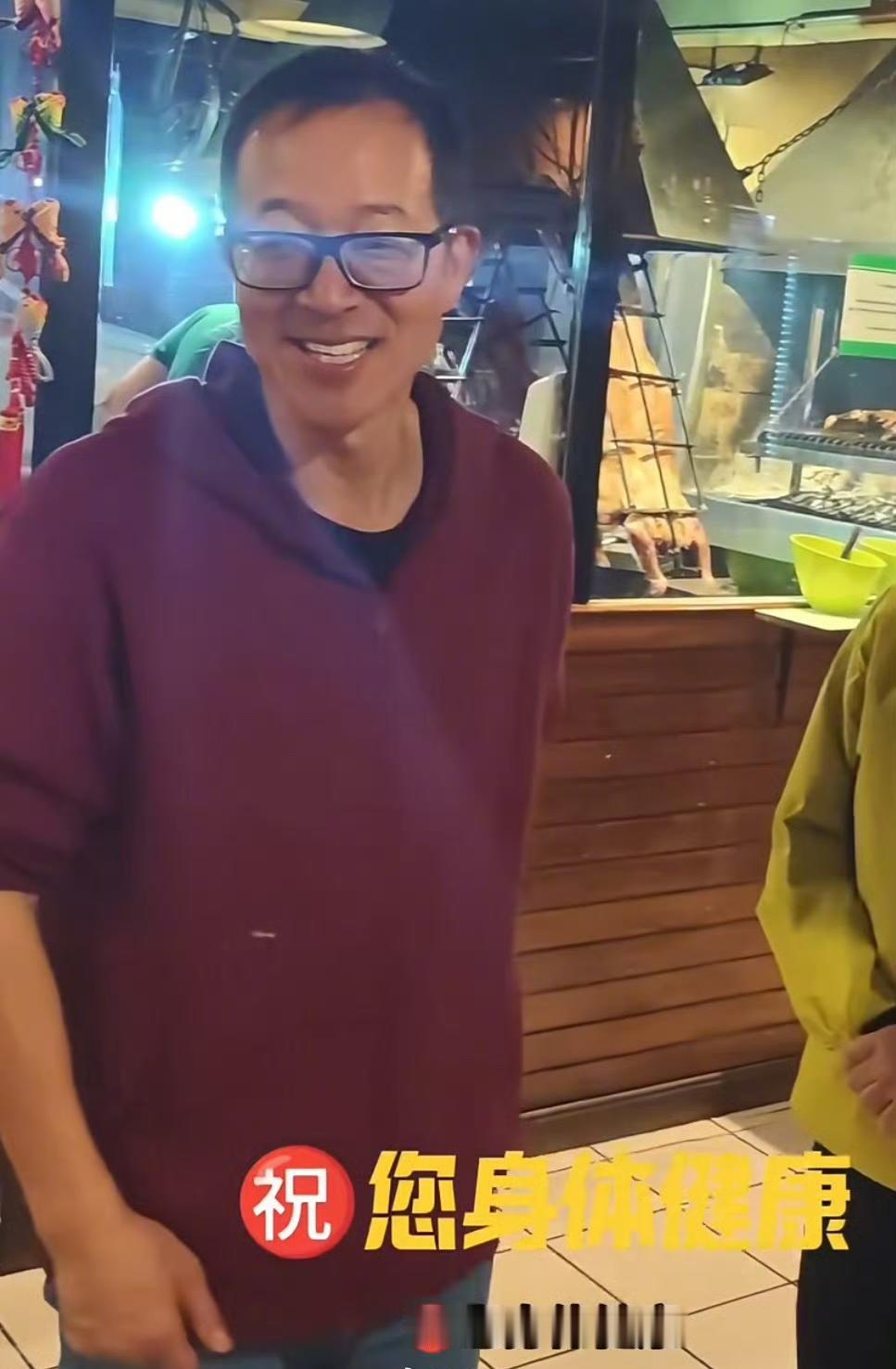 俞敏洪全员信翻车风波后被偶遇，请大家吃三只帝王蟹，敬酒、合影很谦和！2025