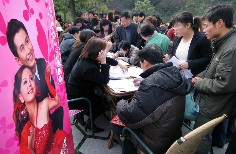 相亲市场迎来“拼爹妈退休金”时代？如今相亲圈悄然刮起“拼爹妈退休