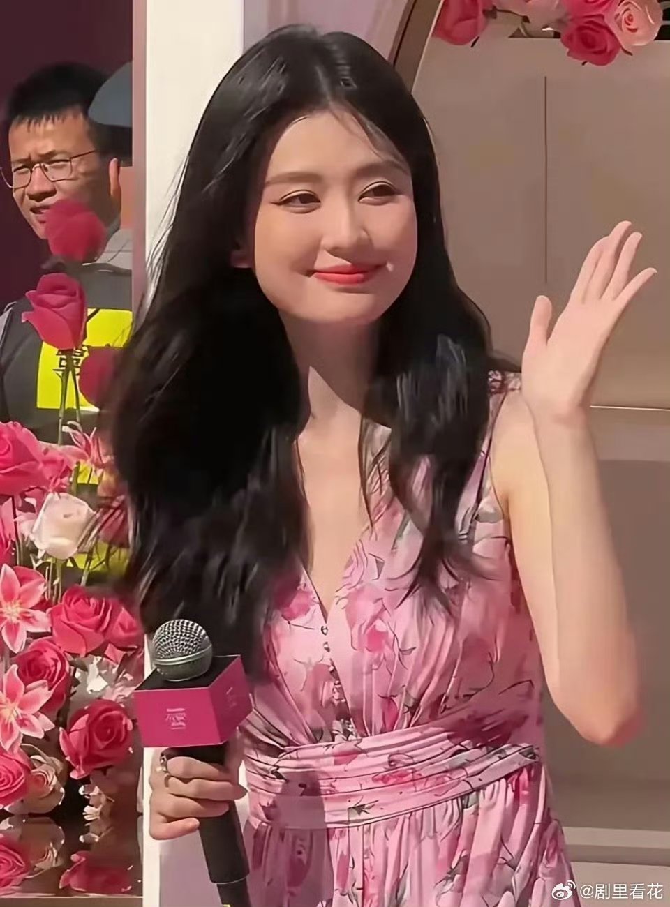 老天奶，乔欣这脸果然是贵妇脸，这脸型，发型和妆容，和女明星真的是一点也不沾边了啊