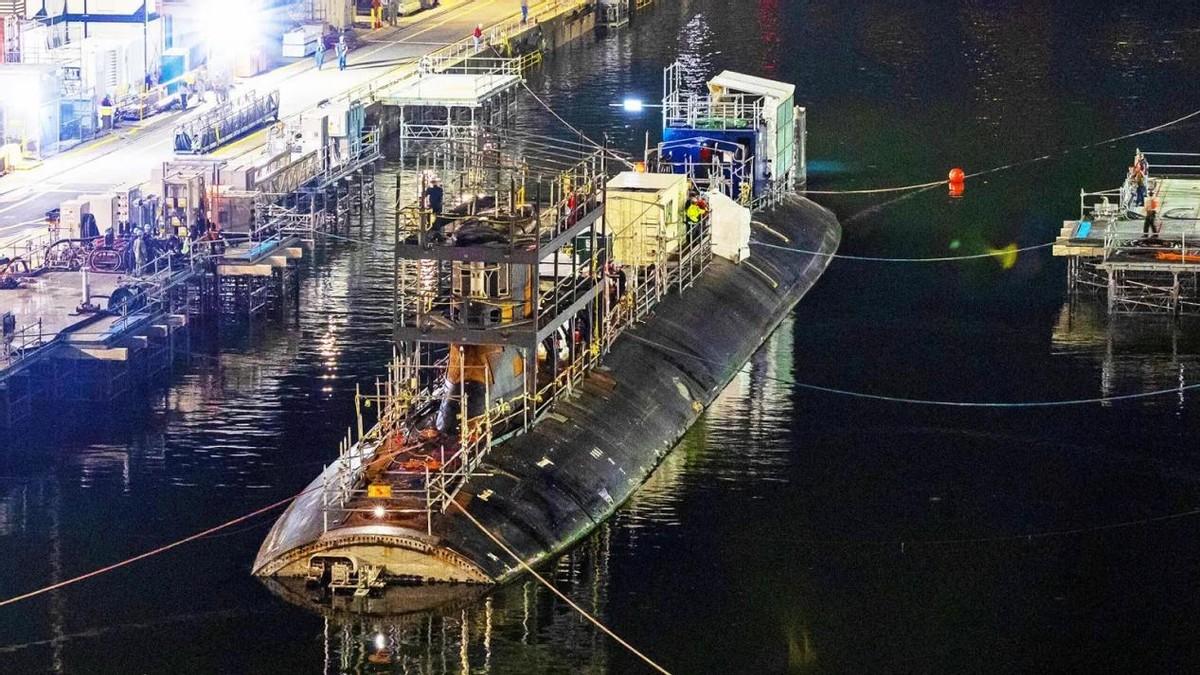 在南海撞扁脑袋的美国“海狼”级核潜艇“康涅狄格”号，终于迎来最终结局——在船坞“