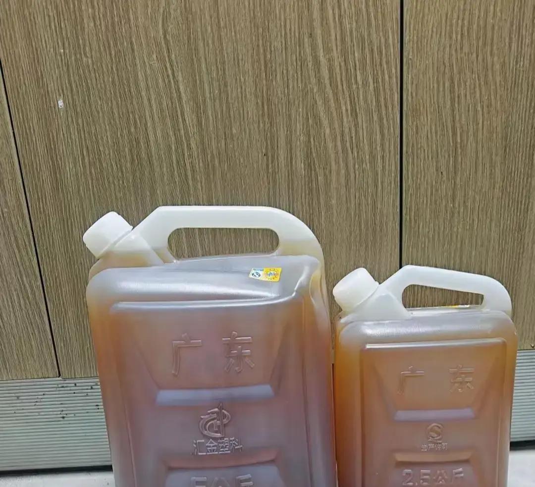 前天去老同学家，院里正榨花生油，香得我脑子一热，张口就要了十五斤，压根没问价。