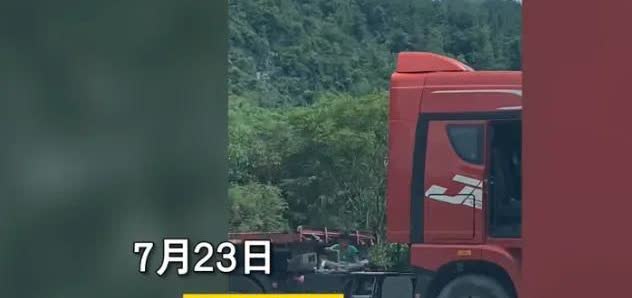 湖北恩施，一辆货运板车在高速服务区停下，开车的男子下车泡了一盒方便面，又拿了一瓶
