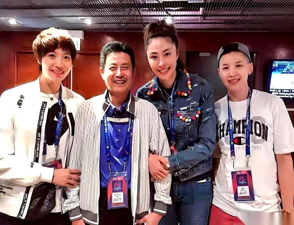 看到陈忠和那张合影，很多人第一反应是温馨。但我看到的，是那张笑脸背后，藏着的一