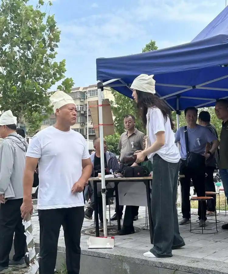 小区里的朱阿姨去世了，这几天来，为了安葬地点的事，四个儿女闹得不可开交。朱阿姨
