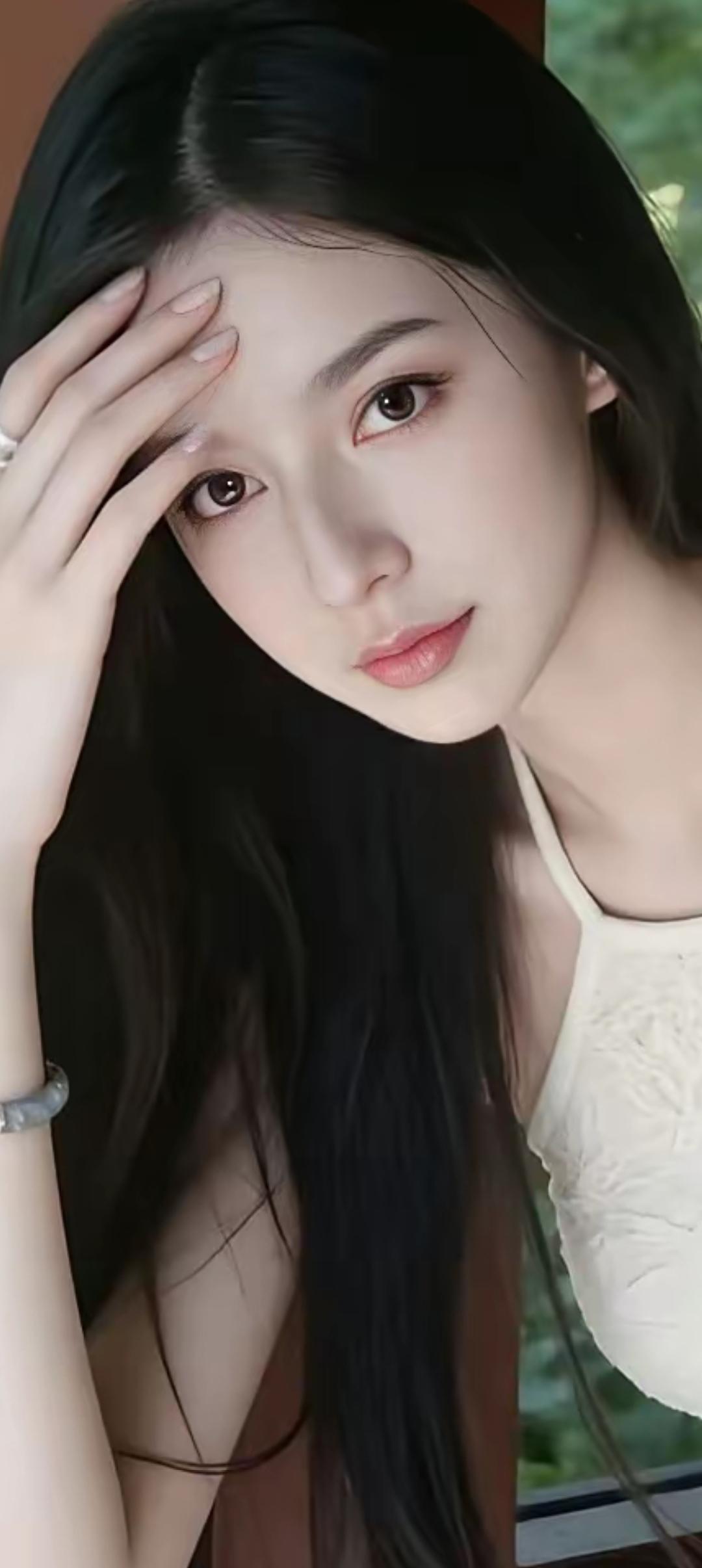 沉思的少女，黑发如瀑，眼神温柔，仿佛在诉说着心事。