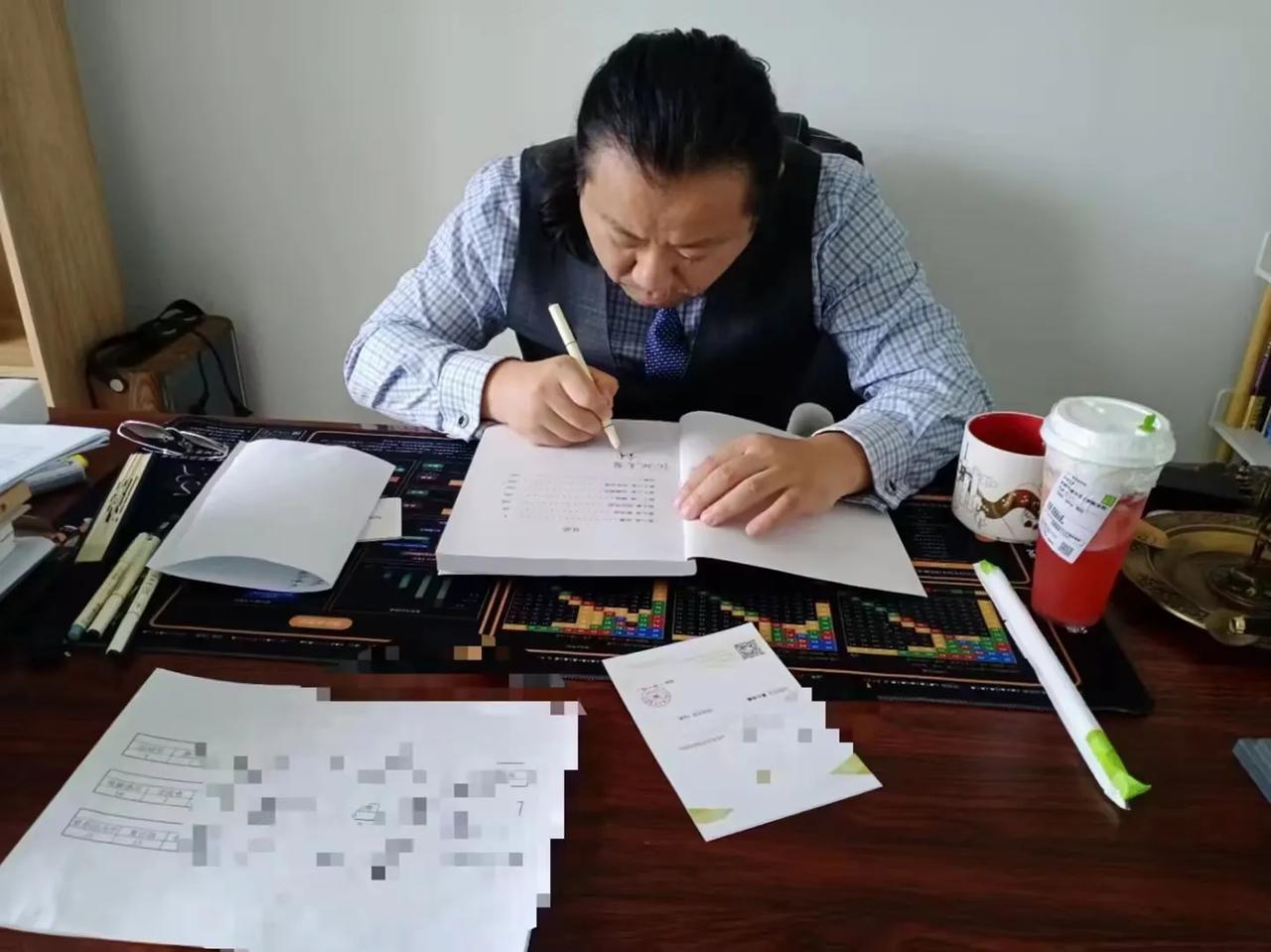 一个学生是不是聪明，高一物理才能看出来。孩子是不是真聪明，高中以前的成绩都没有太