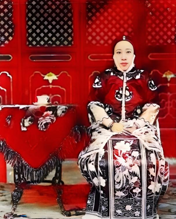 下图是袁世凯的五姨太的罕见照片，照片中的她正襟危坐，不苟言笑，看上去长相一般，为