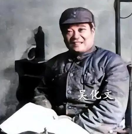 1948年，吴化文起义前，犹犹豫豫，地下党员大惑不解，这时，他的妻子对地下党员说