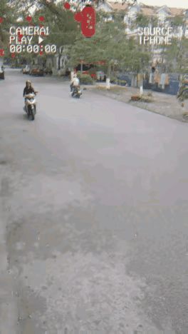 简单一个视频，主角是谁大娘慢慢悠悠迎上去，本想碰瓷赚点，结果人家电车停下来了，