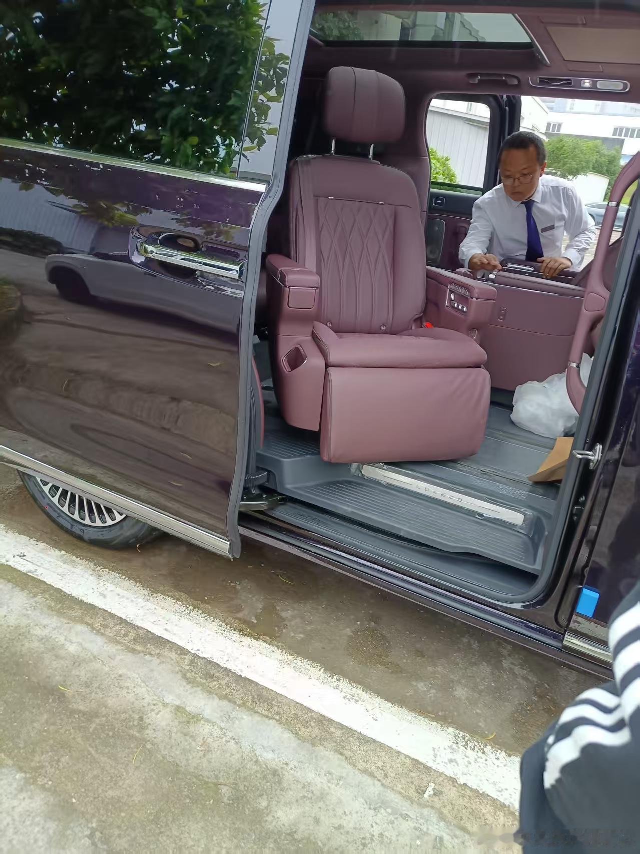 智界v9的展车也开始陆续到店了